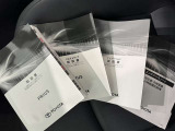 メンテナンスノート、取扱説明書です。 その車の整備記録が事細やかに記録されています。 車が生まれてから今までどのような道を歩んできたのか判るとても重要な物ですよ。