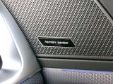 高音質オーディオのハーマンカードンがついています。クリアで上質なサウンドが特徴です。デザイン性が高いスピーカーグリルで、ワンランク上のドライブができます