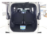 3列目のシートが左右に跳ね上げできますので、荷室の空間が広く自在に出来ます♪大きめの荷物も載せられそうですね♪