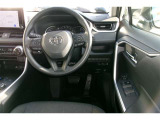 運転席の写真です。見通しのよいすっきりとした視界で、誰でも運転しやすいです。運転のしやすさは疲れにくさにも繋がりますよ♪