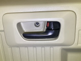 「N-VAN e:」は、電気の力で広がる新しい暮らしのかたちです。アウトドアや災害時には電源としても活躍。もしもの時も、いつもの日常も、この一台がしっかり支えてくれます。