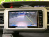 駐車時の後方視界をサポートし、安全なバックをアシストします。狭い場所や段差がある場所でも、安心して運転できます。