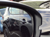 ブラインドスポットインフォメーションは走行中、斜め後ろに車両を感知すると、ドアミラー上のマークを点灯してお知らせします