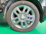 足元を変えるだけで車のイメージがかなり変わります。かっこいい存在感のある一台です。