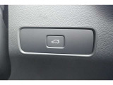 テールゲートには、車内からもスイッチ一つで開閉可能な電動開閉機能を装備。