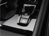 軽いタッチの電気式サイドブレーキとオートサイドブレーキが装備されます。