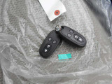 手ぶらでドアロックの施錠や開錠ができる便利なスマートキー。両手が荷物でふさがっていてもポケットやバックから鍵やリモコンを取り出したり探す必要がありません。とても便利です。