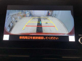ディスプレイに後方の視界を表示し、車庫入れをサポート「距離目安線」「車幅延長線」およびステアリング操作に連動する「予想進路線」を画面に表示します。※必ず車両周辺の安全を直接確認してください。