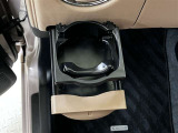 運転席・助手席にはエアコン吹き出し口にカップホルダーがあります。