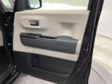 運転席ドアには便利なドアポケットを備えており、ボトルや小物の収納に役立ちます。