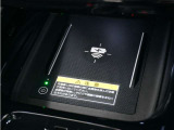 センターコンソールトレーはワイヤレス充電器(Qi(チー)規格)となっており、対応機種を置いておくだけで充電可能です。