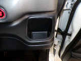 運転席の届きやすいところにドリンクホルダーがついています。視線をそらすことなく手に取れるので運転に集中できて安心ですね。