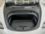 エンジンが無いので前にも荷物が入れられます。