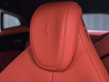 インテリアは鮮やかな「Alcantara Rosso FX」で仕立てられ、ドアを開けた瞬間に情熱的でスポーティな空間が広がります。