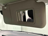 ちょっとした身だしなみチェックができるバニティミラー付き運転席・助手席サンバイザー,運転席側にはチケットホルダーも付いてます