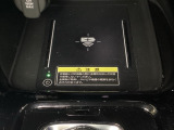 センターコンソールにはワイヤレス充電器を装備してます。Qi(チー)規格対応のスマートフォンなどを置くだけでワイヤレスで充電可能です。またスマートフォンの充電可能なUSB端子なども別途装備しています。