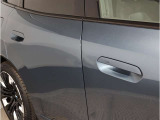 【デザインとの融合】BMWデザイナーが創り出したボディデザインを損なう事のない様に配置とデザインに拘っています。ドアノブについてもBMWの拘りに妥協はありません。