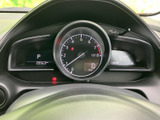 運転に必要な情報をひと目で確認できるメーター廻り。シンプルで分かりやすい表示で、ドライビングをサポートします。視認性の高いデザインが特徴です。