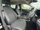 足元もゆったりで長時間の運転も疲れにくいフロントシートです。