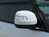 【LEDドアミラーウインカー】ドアミラーにウィンカーが付いているので、周りの車がウインカーやハザードに気付きやすくなります。右左折時や車線変更時の事故を防ぎ、安全に走行できます。
