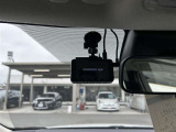 交通事故処理の迅速化等、運転中の「万が一」を記録してくれ、もしもの時も心強いドライブレコーダーを装備しています。