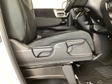 【前席】運転席にはシート高を調整できるハイトアジャスターが装備され、幅広いシートポジションの設定が可能になっております♪