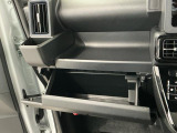 【収納部】パッと手に取りたい小物の置き場に便利。その他、沢山の収納部がございます。