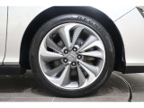 純正のアルミホイールが足元を飾ります!タイヤサイズは235/45R18 になります。