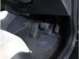 運転席フロア。体格を問わず心地よいドライビングポジションがとれるよう各ペダルが配置されています!