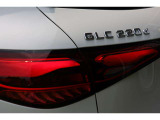 リアに配された「GLC 220 d」のモデルエンブレム。ディーゼルとISGを組み合わせた4輪駆動モデルです。