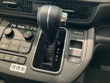 操作性の良いセレクトレバーと電子制御パーキングブレーキで、快適な運転をサポートします!