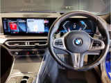 【ハンドル】ドライバーとBMW車の一体感がダイレクトに伝わるステアリングホイール。形状・太さへの拘りに加えて、操作性を高める為にスイッチ類も配置。クイックかつ安定のドライビングを体感下さい!
