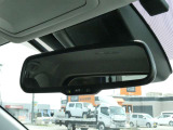 ルームミラーは自動防眩機能つき、まぶしい車が来ても反射光を自動的に抑えてくれます。