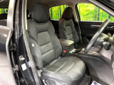運転席まわりには十分なスペースがあり、大柄な方でもゆったり運転していただける環境です。