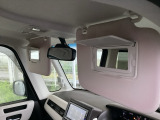 日差しをカットしながら、身だしなみもチェックできます。鏡付きサンバイザーで一石二鳥。