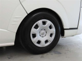 装着タイヤサイズは、195/80R15です。