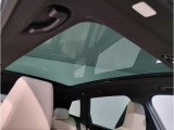 【サンルーフ】高級車のマストアイテムのガラス・サンルーフ。開放感のある室内空間を演出してくれます。