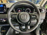 ステアリング右手側に安全運転支援機能のホンダセンシングをコントロールするスイッチ、左手側にオーディオ関連のコントロールスイッチを配置、視線を逸らすことなく運転に集中できます