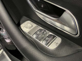 運転席ドアトリムには窓の一括コントローラーと電動ドアミラーのコントローラーが装備。