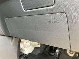 ニーエアバッグが運転者の膝周りを事故時の衝撃から守ってくれます。