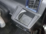 運転席側のカップホルダーです