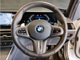 【ハンドル】ドライバーとBMW車の一体感がダイレクトに伝わるステアリングホイール。形状・太さへの拘りに加えて、操作性を高める為にスイッチ類も配置。クイックかつ安定のドライビングを体感下さい!