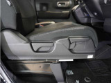 【ハイトアジャスター】レバーの上下操作だけで、座面を運転しやすい高さへ簡単に調節できます。