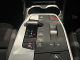 【置き型充電器】置き型充電に対応しております。お持ちの携帯電話が置き型充電器対応でしたら、充電コードの必要なく、すっきりとした車内のまま携帯の充電が可能です。