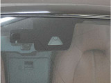 【フォワードセンシングカメラ】夜間走行時に前方の状況を判断したり、車線表示を検知したりします。