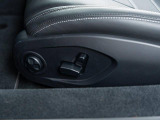 電動シートは運転中でも安全にシート位置の調整が可能です。