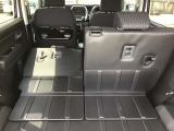 リヤシートを倒すと大きな荷物も搭載可能です。