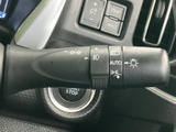 直感的な操作で、安全な車線変更をサポート。視認性の高いランプで周囲へのアピールも効果的です。