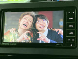 停車時に映像を楽しめるTV機能が搭載されています。お子様連れのご旅行など、移動時間を有効活用できます。