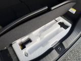 荷室下には、小さな収納もあります。